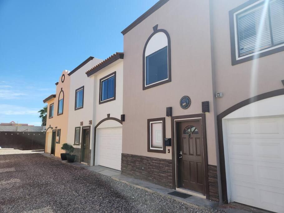 3 Bedroom Townhouse W Garage Blocks From The Beach ปูแอร์โตเปญาสโก ภายนอก รูปภาพ